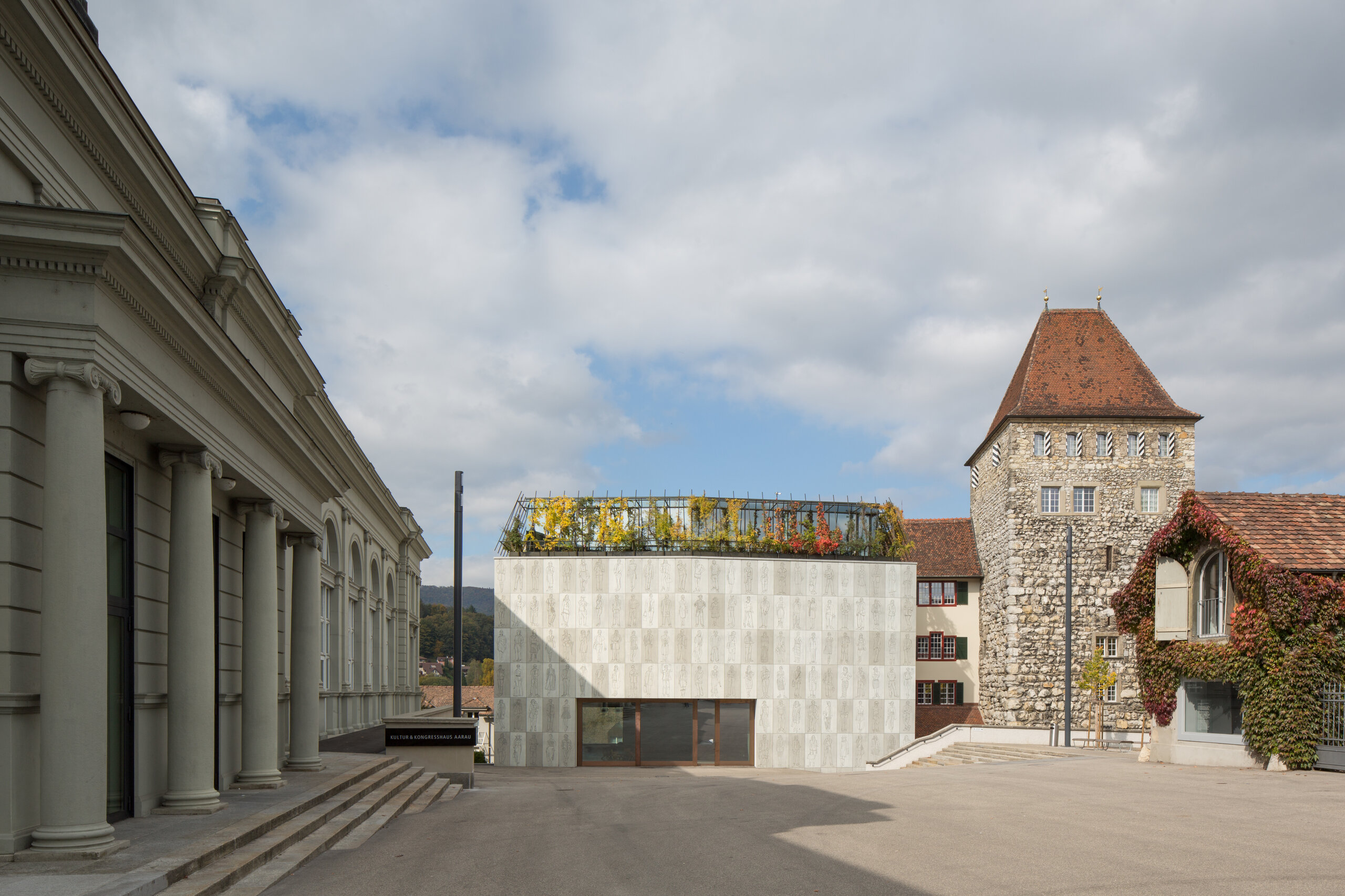 Erweiterungsbau des Stadtmuseums Aarau neben dem historischen Turm, davor ein Platz