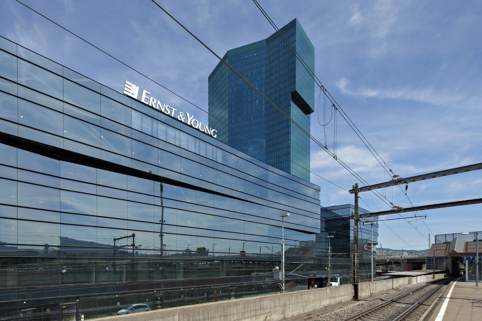 Der Primetower hinter der Glasfassade eines Bürogebäudes am Gleisfeld