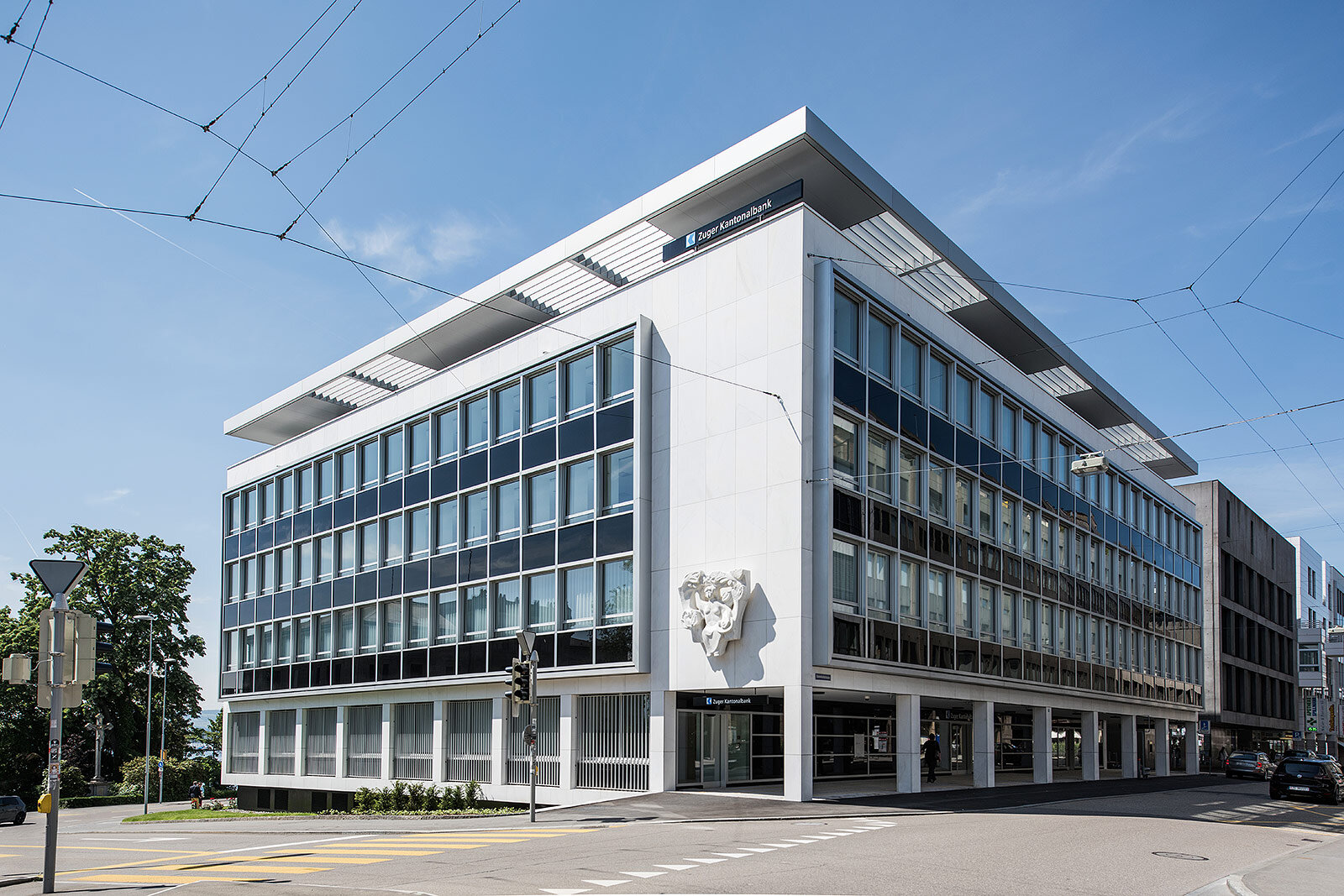 Eckansicht des Hauptsitzes der Zuger Kantonalbank mit Fensterbändern und auskragendem Dach