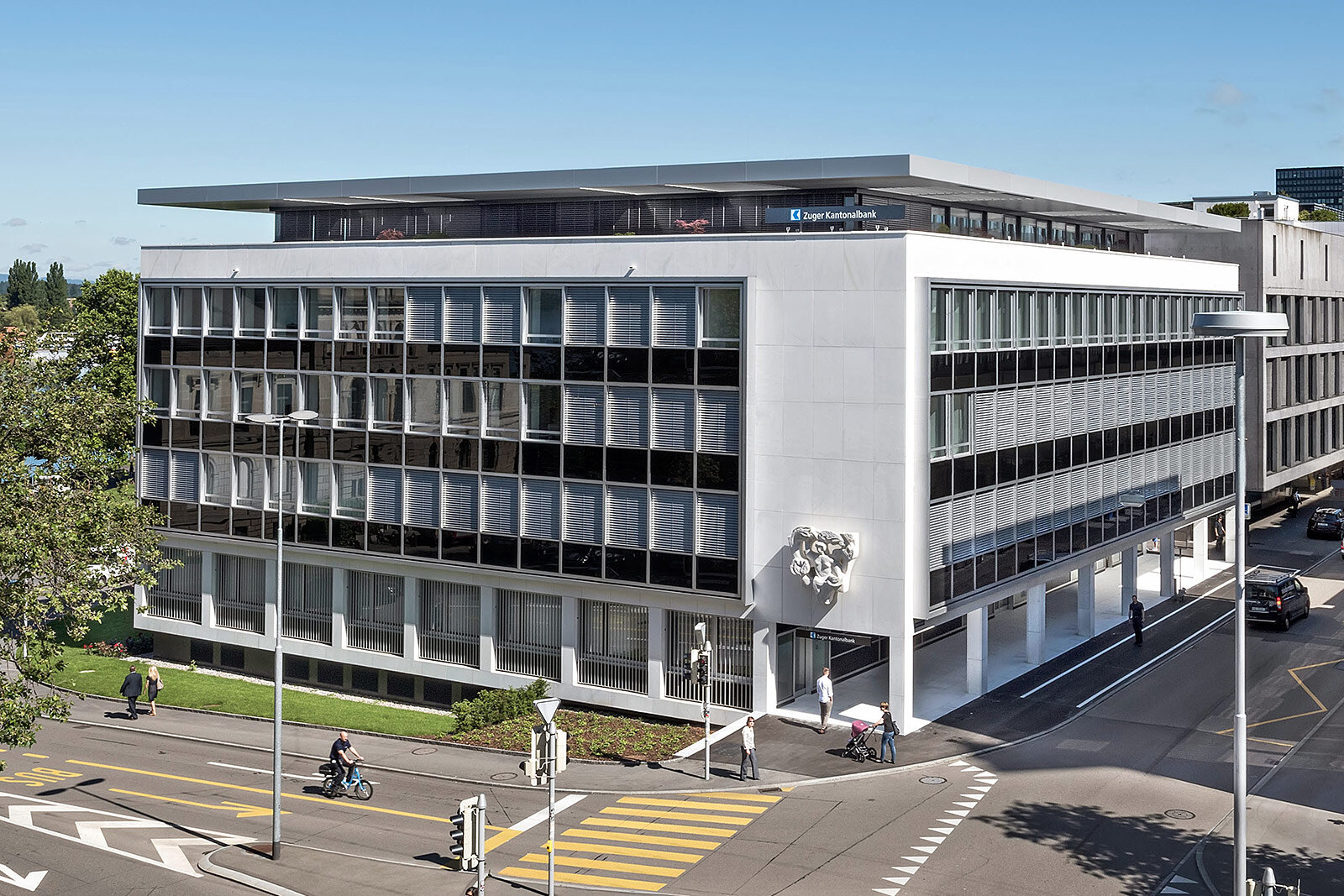 Hauptsitz der Zuger Kantonalbank an einer Strassenkreuzung mit Fussgängerstreifen