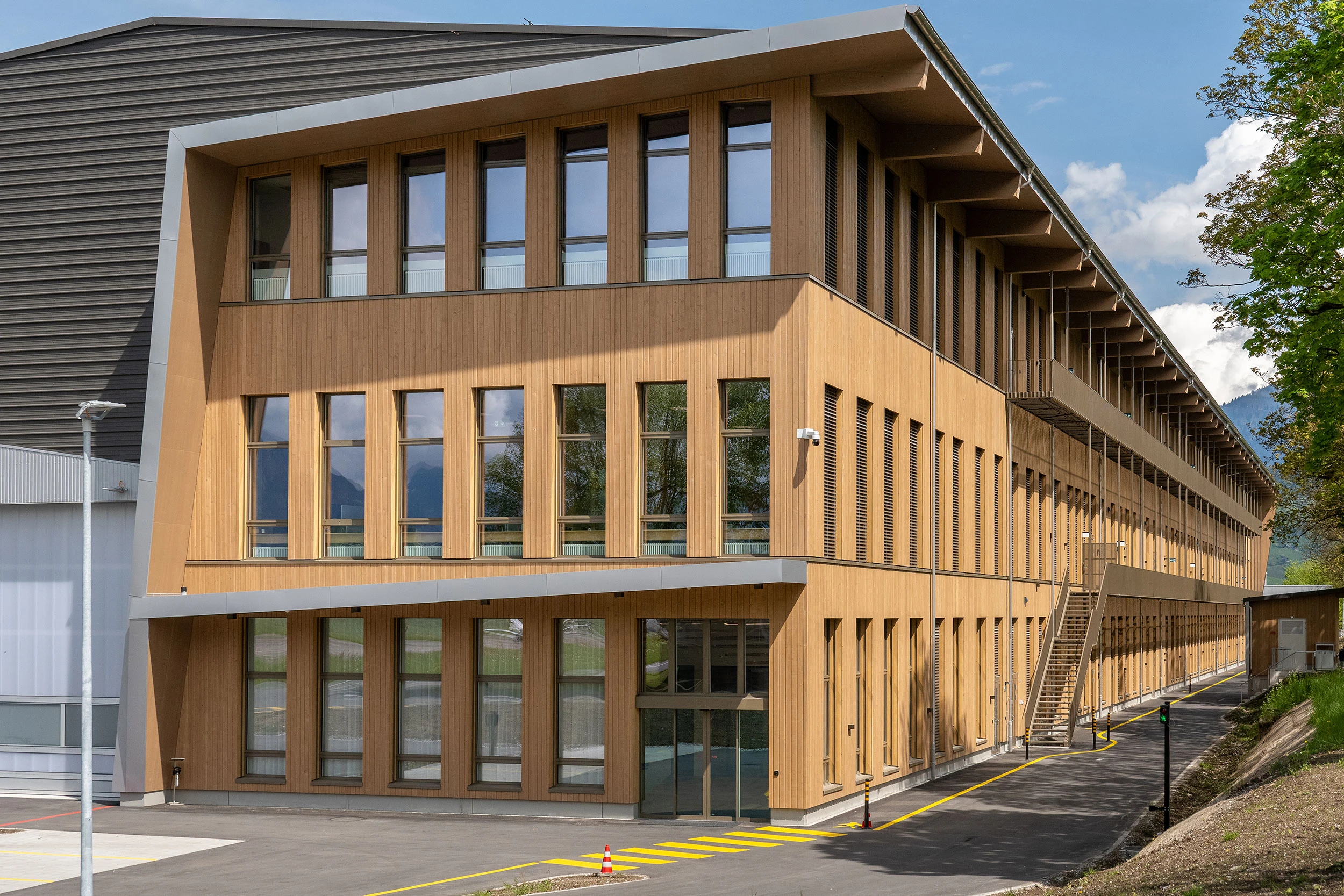 Hinterlüftete Holzfassade des Annexbaus mit raumhohen Fenstern