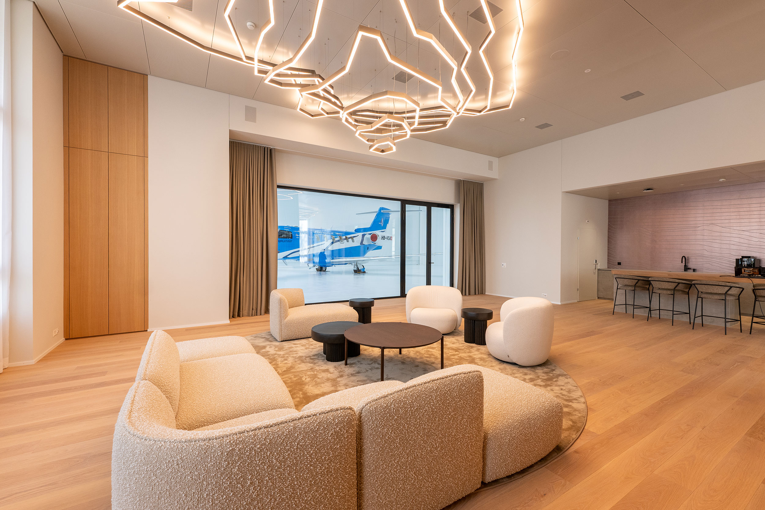 Lounge der Kundenzone mit Sitzgruppe und Panoramafenster zum Vorfeld