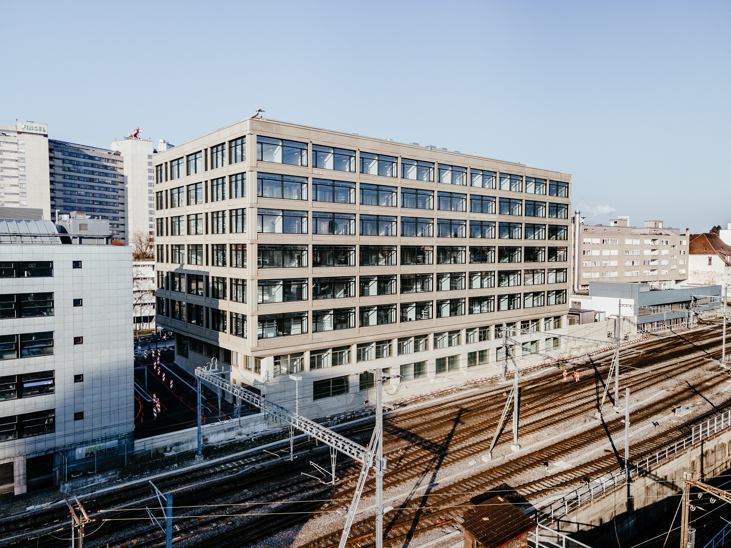 Der Neubau des Instituts für Rechtsmedizin an der Murtenstrasse in Bern, dahinter das Gleisfeld