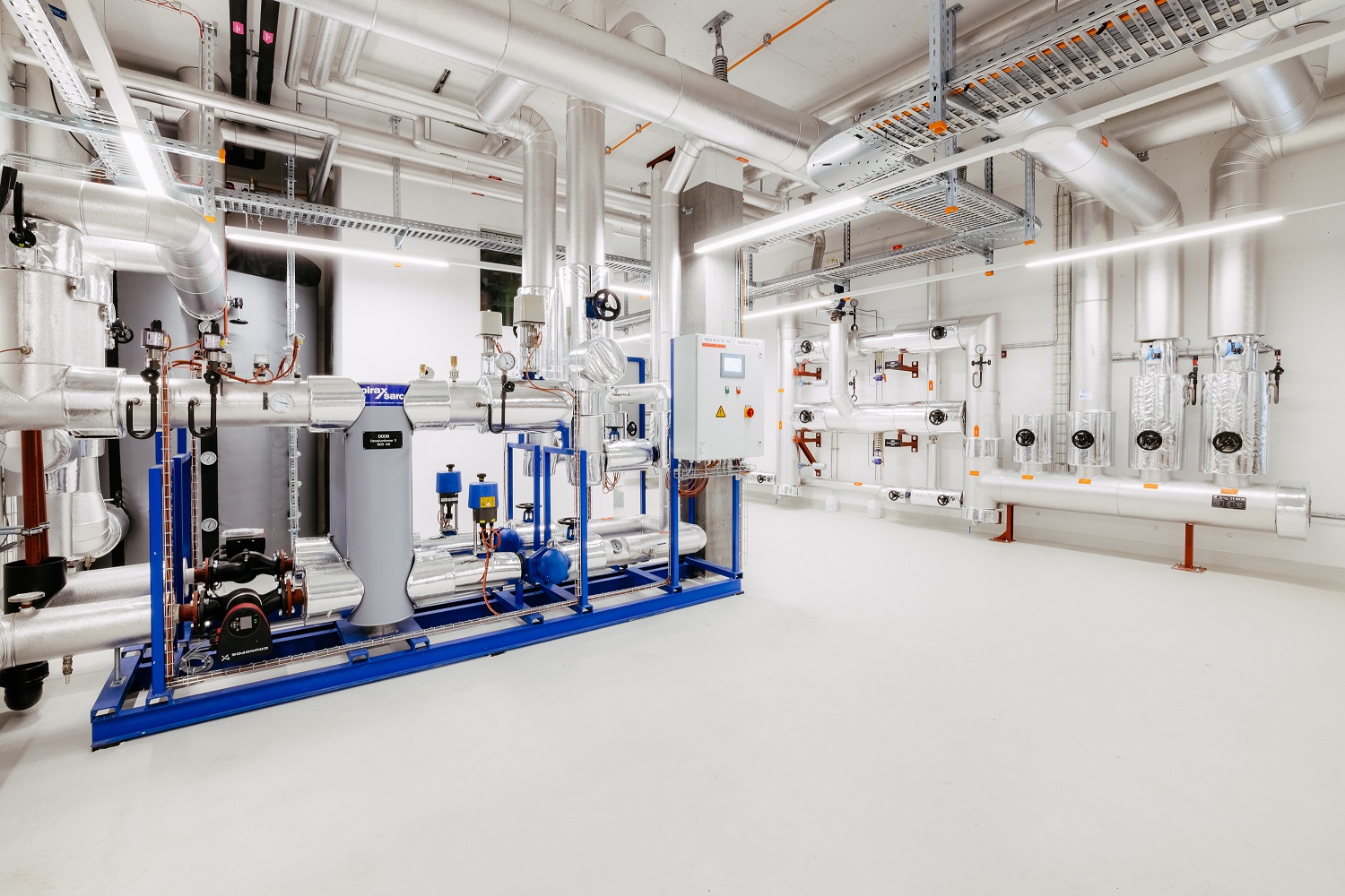 Technikzentrale mit hydraulischer Übergabestation und Verteilern