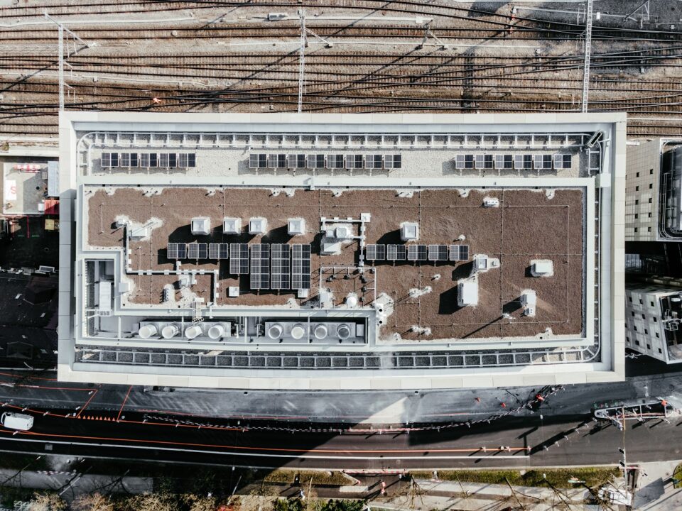 Luftbild des Dachs mit Lüftungsaufbauten, Abluftköpfen und Photovoltaikfeldern