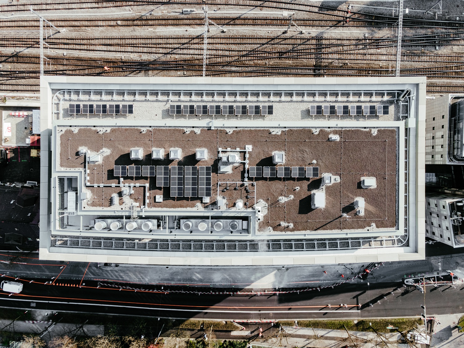 Luftbild des Dachs mit Lüftungsaufbauten, Abluftköpfen und Photovoltaikfeldern
