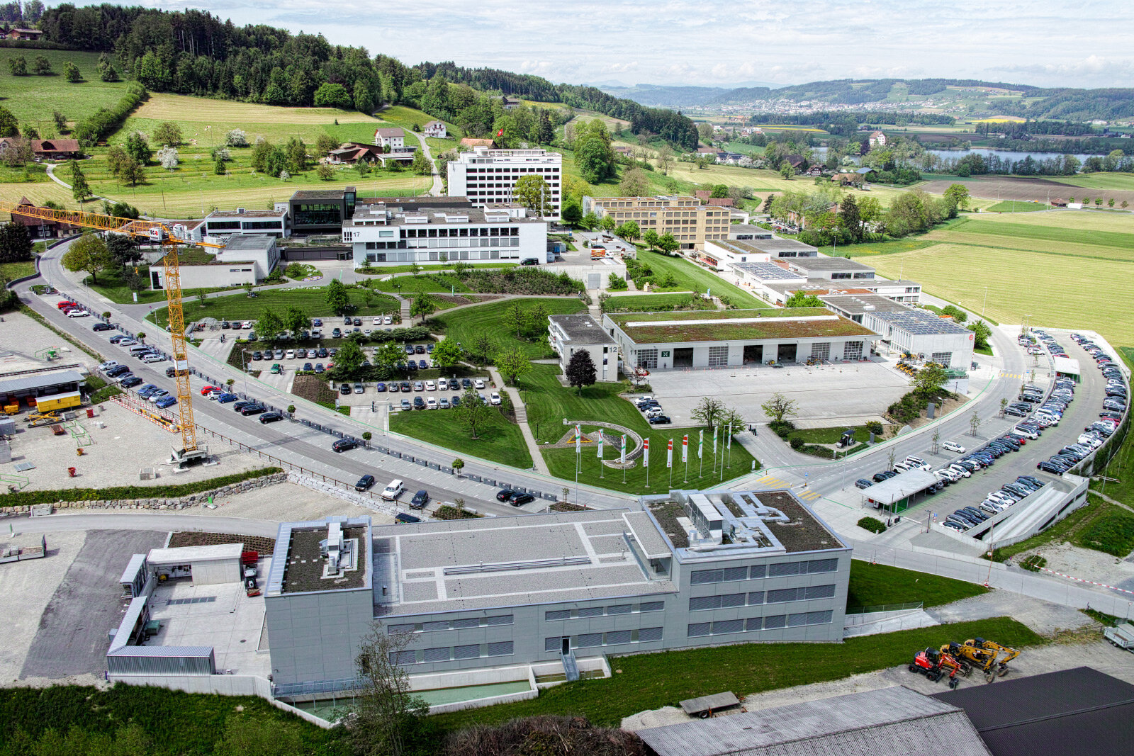 Schrägluftbild der Gebäude des Campus Sursee mit Strasse und Parkplätzen