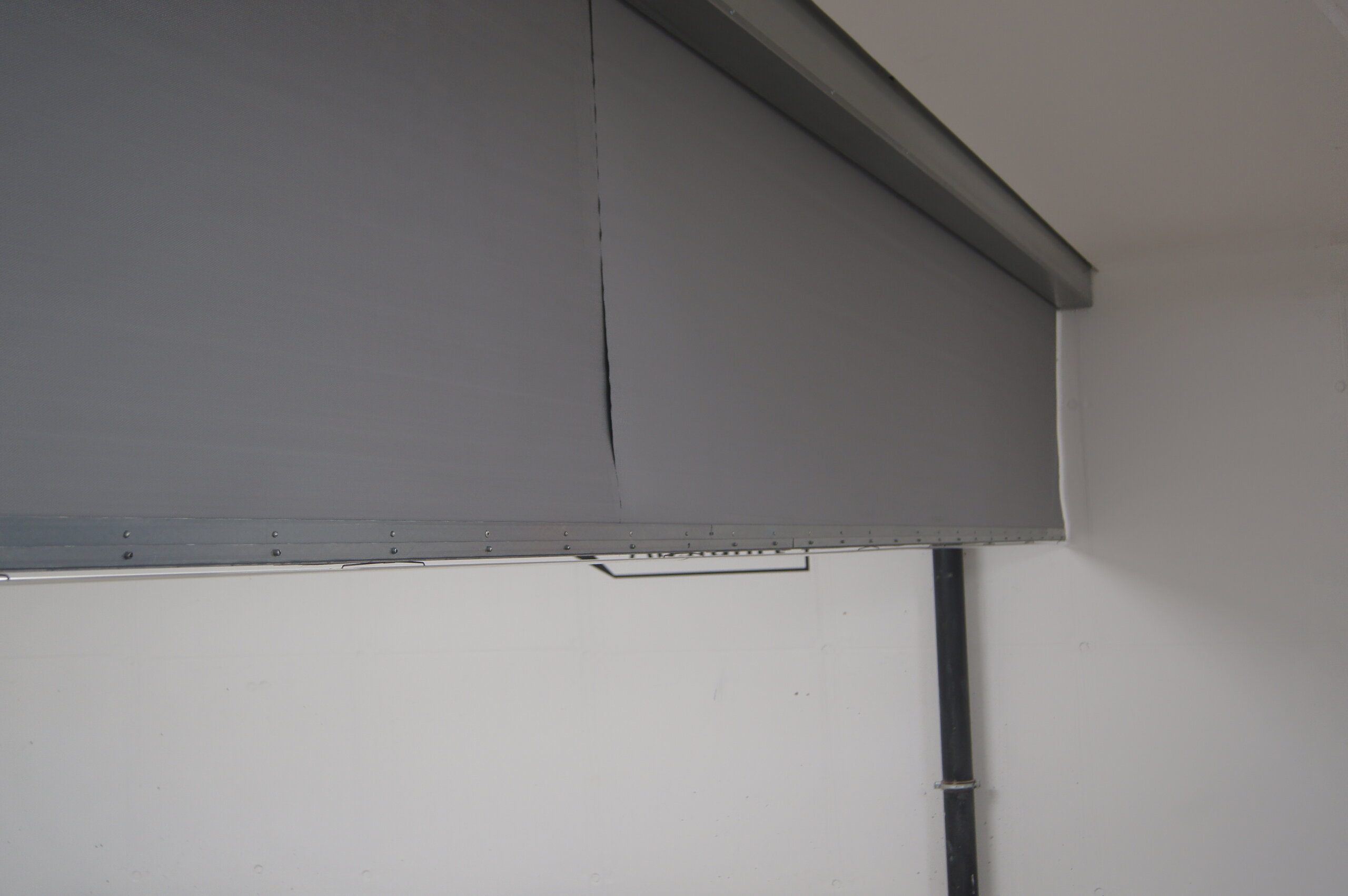 Ausgefahrene Rauchschürze unter der Decke einer Einstellhalle